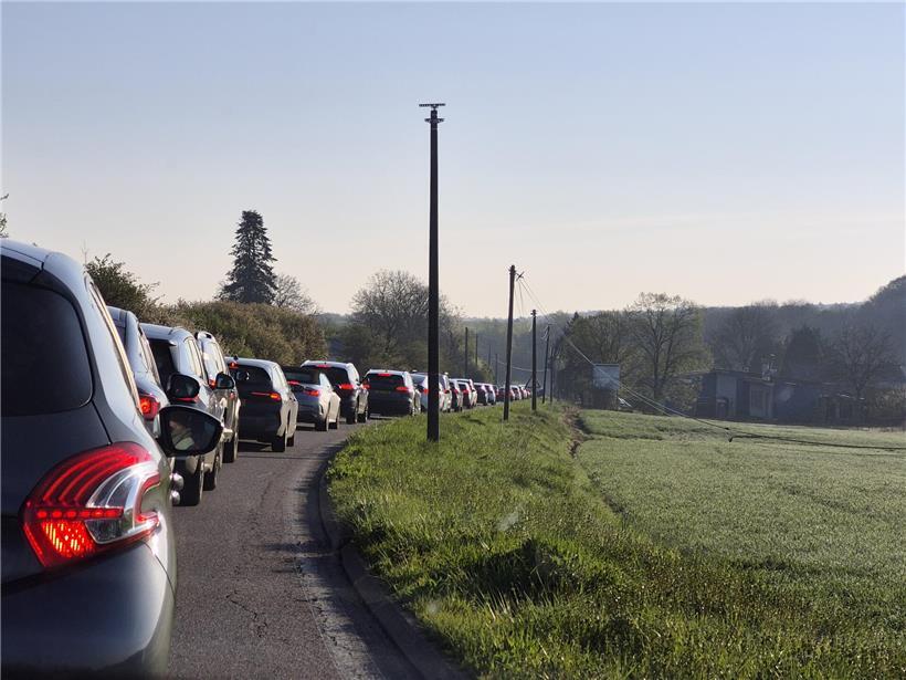 Baustelle in Audun-le-Tiche mit Verkehrsstau und Rückstau bis ins ländliche Gebiet