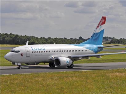Boeing 737-700 Passagierflugzeug von Luxair am Flughafen bei klarem Himmel
