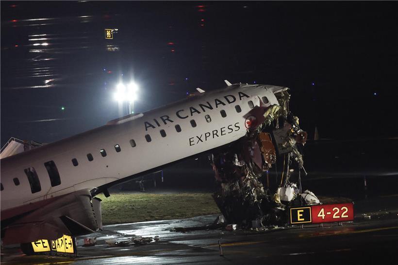 Eine CRJ-900 von Air Canada Express ist am Montag am LaGuardia Airport in New York mit einem Löschfahrzeug der Hafenbehörde zusammengestoßen