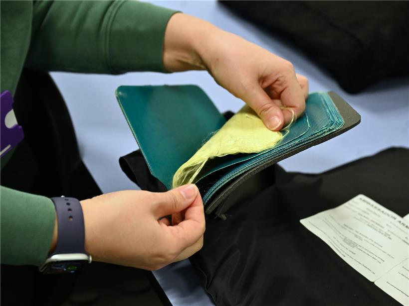 Para-Aramid-Faser fünfmal stärker als Stahl, Basis für kugelsichere Schutzwesten von Polizei und Militär