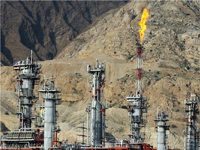 Flamme brennt am Turm einer Gasverarbeitungsanlage auf dem South Pars Gasfeld in Assalouyeh