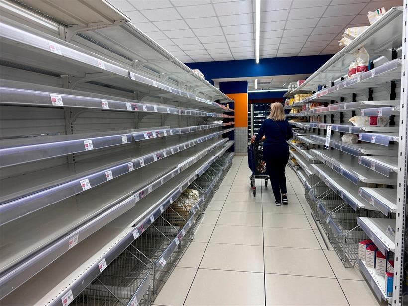 Proteste in Italien: Blockierte Autobahnen und leere Regale Eine Frau geht in einem Supermarkt in Neapel an leeren Regalen vorbei