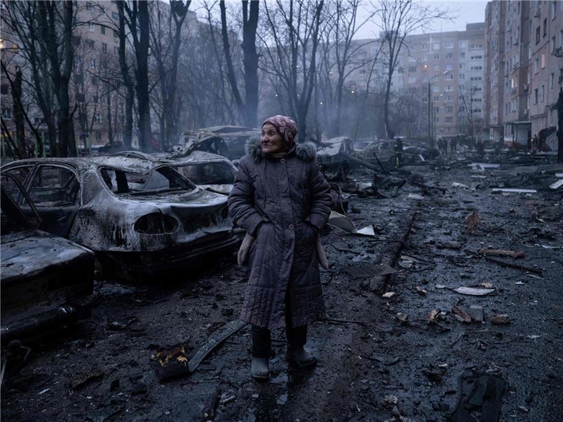 Eine Frau steht am 8. Februar nach einem Luftangriff in einer Straße von Kramatorsk in der Region Donezk