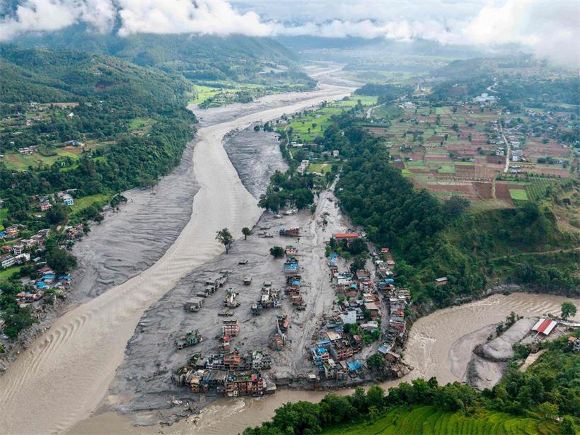 Rettungskräfte im Himalaya kämpfen gegen Schlamm und Zeit Eine Luftaufnahme zeigt Häuser, die nach den Sturzfluten unter Schlamm begraben sind