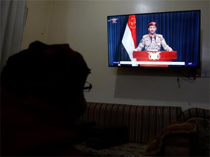 Eine Person verfolgt eine Fernsehansprache von Yahya Saree, Sprecher der Huthi-Rebellen. Die vom Iran unterstützten Huthi-Rebellen intensivieren ihre Angriffe auf Handelsschiffe im Roten Meer