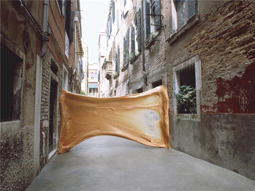 Skulptur aus Deckers „Chewing in Venice“ Serie zeigt kunstvolles Kaugummi-Motiv in moderner urbaner Ästhetik