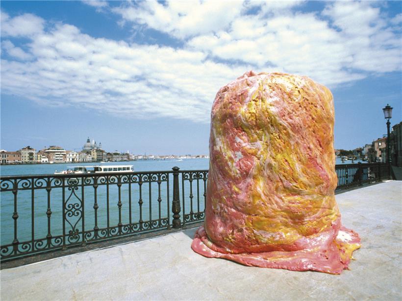 Skulptur aus Deckers „Chewing in Venice“ Serie zeigt detailreiches Kaugummikunstwerk in Venedig