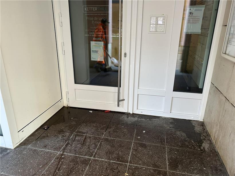 Urinlache vor Arztpraxis am Place am Boltgen – häufiges Hygieneproblem im öffentlichen Bereich