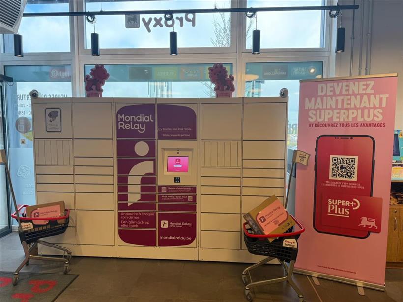 Moderne Mondial Relay Paketstation mit digitalem Display und Kontaktloser Abholung für Paketversand und -empfang