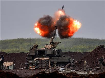 Israelische selbstfahrende Haubitze feuert Artilleriegeschosse Richtung Südlibanon im militärischen Einsatz