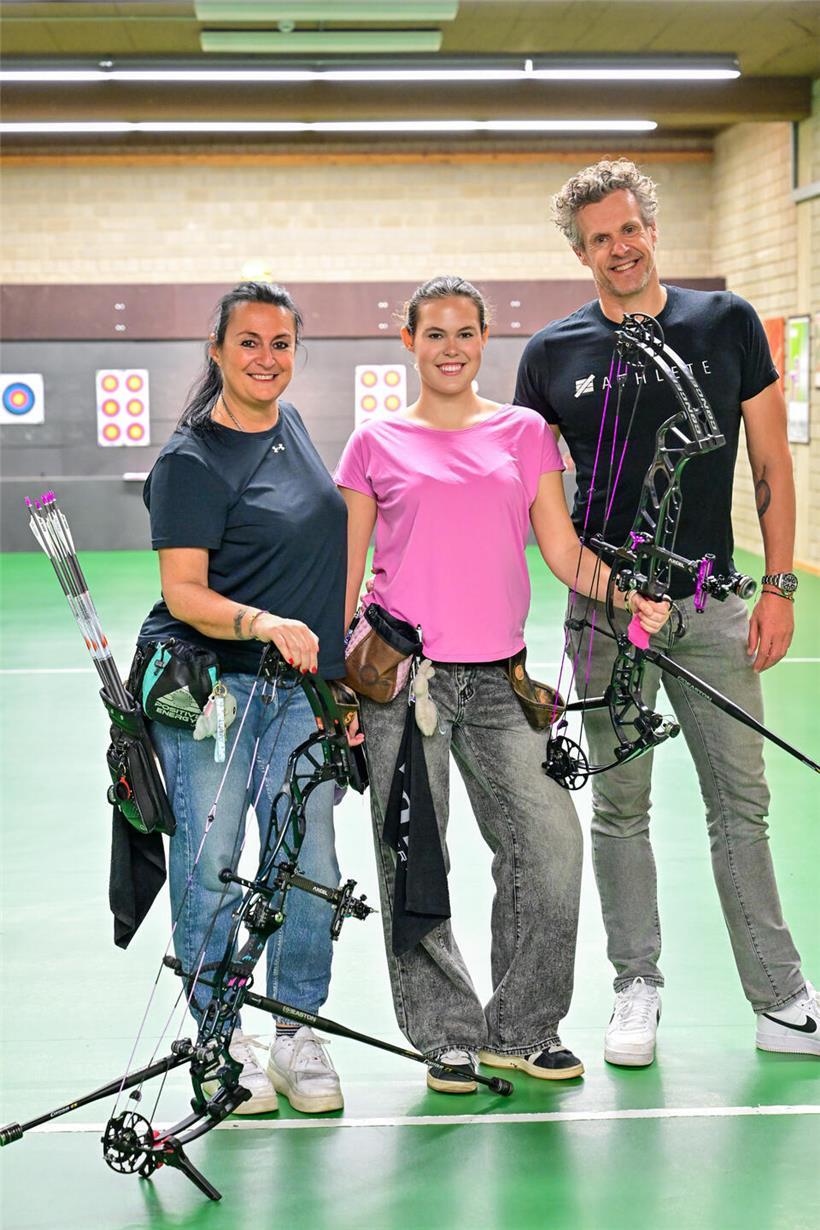 Sportliche Familie mit Lea, Mutter Stefania und Vater Frédéric beim gemeinsamen Outdoor-Training