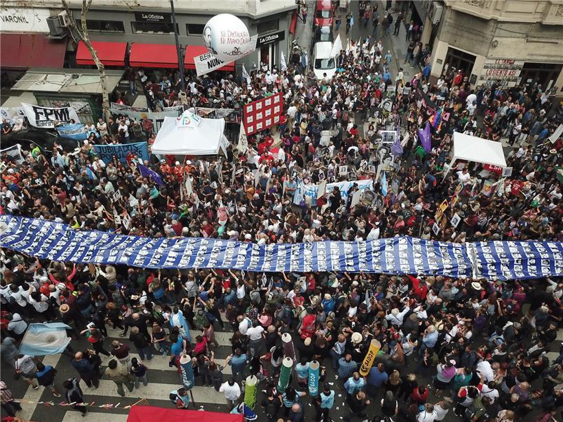 Zivilgesellschaft beim Día de la Memoria 2019 hält Kerzen für Gedenken und Erinnerung wach