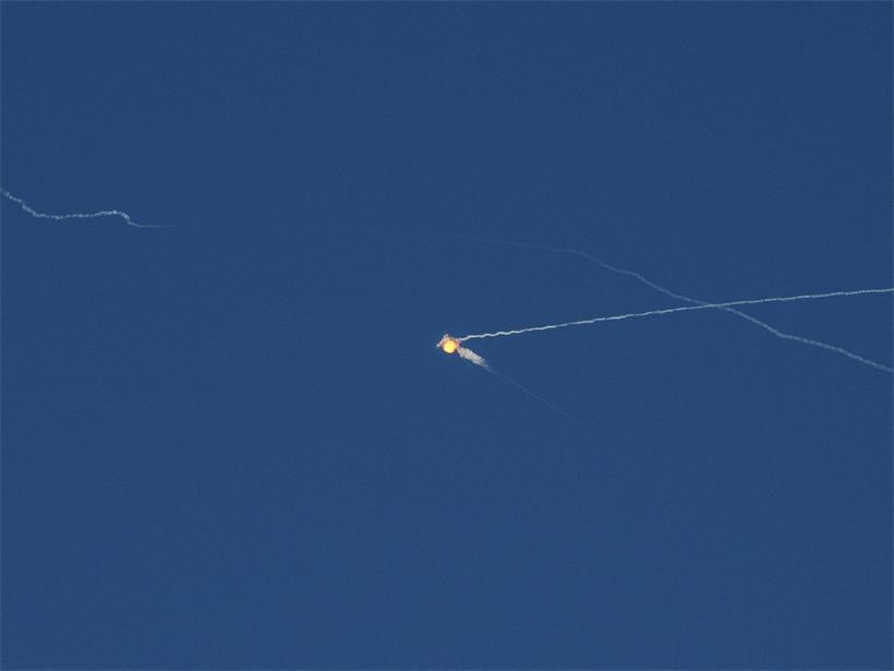 Eine ukrainische Rakete fängt während eines russischen Angriffs auf Kiew eine russische ballistische Rakete ab