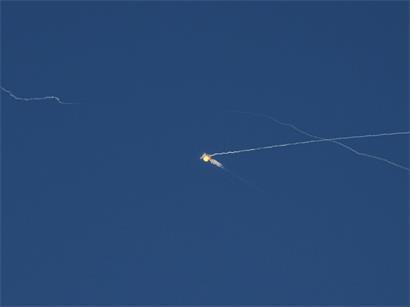 Eine ukrainische Rakete fängt während eines russischen Angriffs auf Kiew eine russische ballistische Rakete ab