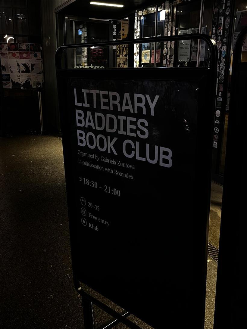 Literary Baddies Book Club Treffen in den Rotondes, Luxemburg-Stadt, beim gemeinsamen Austausch über Bücher