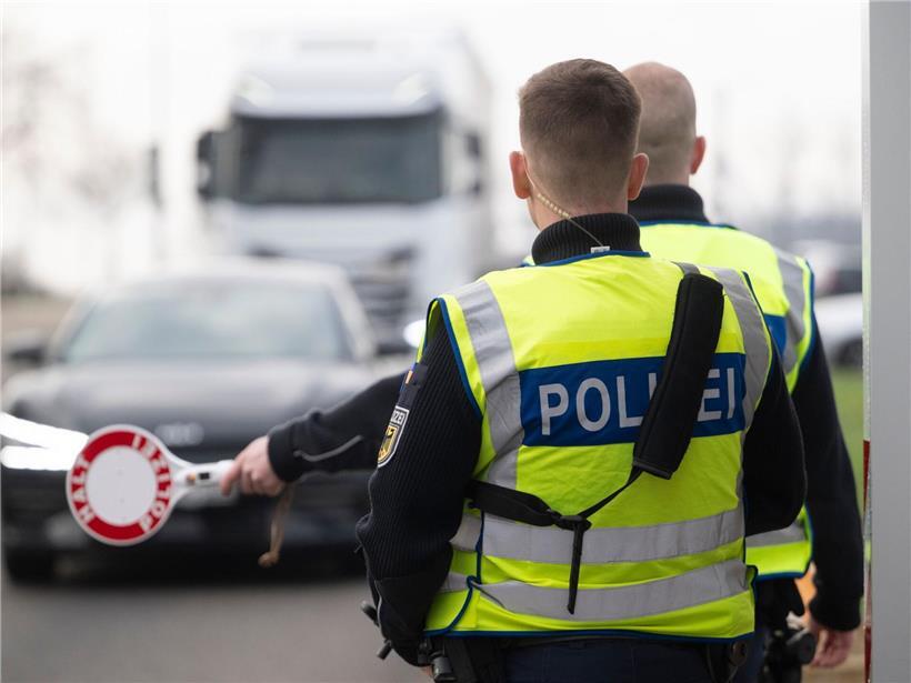 Bundespolizei Einsatzkräfte bei Grenzkontrollen an der Grenze in Schutzkleidung und Ausrüstung
