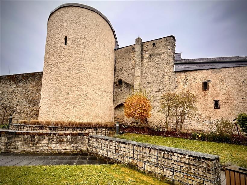 Historische Stadtmauer mit mehreren Türmen an der Mosel, zerstört 1688 von französischen Truppen