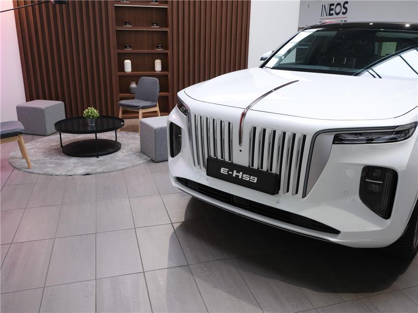 Elektroautos aus China im Autofestival-Showroom, steigendes Interesse und Neugier bei Besuchern aller Altersgruppen