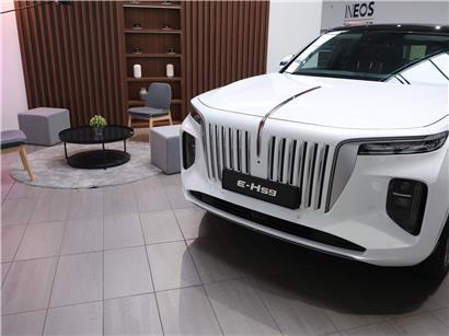 Elektroautos aus China im Autofestival-Showroom, steigendes Interesse und Neugier bei Besuchern aller Altersgruppen