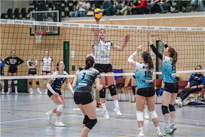 Elena Topputi (Nummer 12) erzielt Tor für Walferdingen, erfolgreiches Team im Handballspiel als Favorit