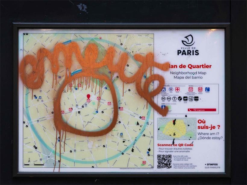 „Émeute“: un graffiti le lendemain dans les rues de Paris