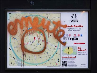 „Émeute“: un graffiti le lendemain dans les rues de Paris