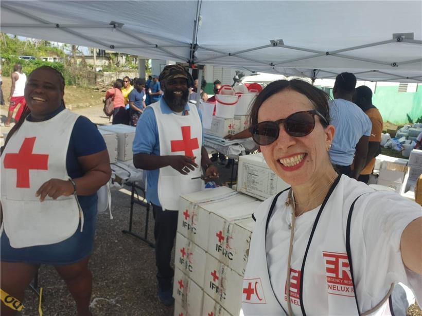 Emine Bozdogan motiviert Freiwillige zur Zusammenarbeit bei langen Arbeitsstunden im gemeinnützigen Einsatz