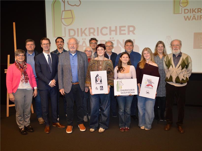 Wein aus der Brauereistadt: „Mir wëllen een Dikricher Patt maachen“ Emma Scholtes, Maîté Brucher, Julie Wagner mit LCD-Logos und Vorstandsmitgliedern der Dikricher Wäifrënn bei Vereinsveranstaltung