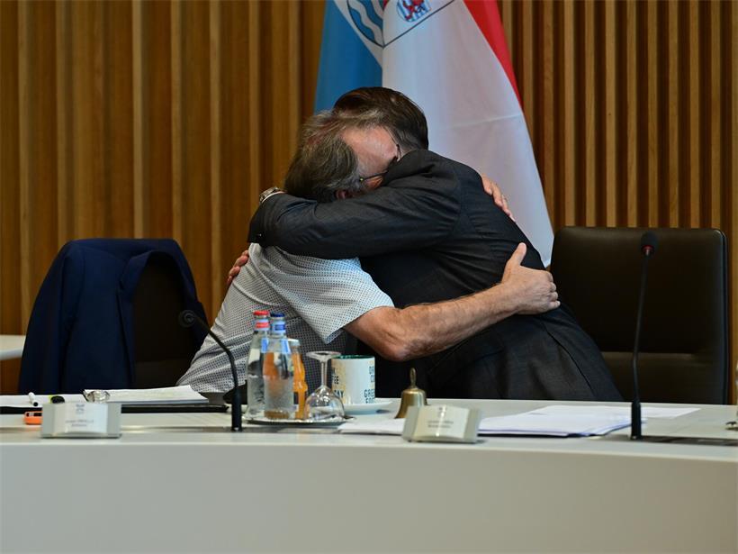Escher Gemeinderäte nominieren neue Schöffen Emotionaler Abschied: André Zwally und Christian Weis liegen sich in den Armen