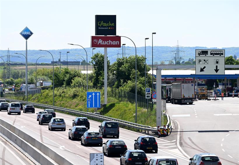 Ende Gelände: Bei der Aire de Bechem muss sich der Verkehr wieder auf zwei Spuren zwängen. Der Streckenabschnitt bis zur französischen Grenze soll 2030 fertiggestellt werden.
