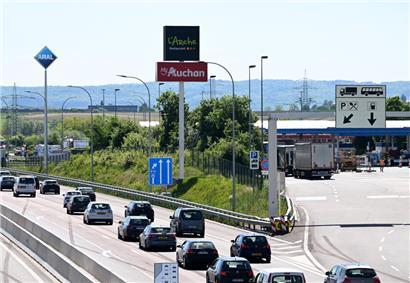 Ende Gelände: Bei der Aire de Bechem muss sich der Verkehr wieder auf zwei Spuren zwängen. Der Streckenabschnitt bis zur französischen Grenze soll 2030 fertiggestellt werden.

