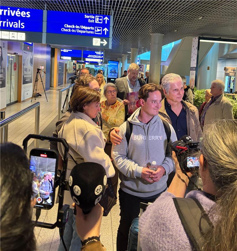 Endlich zu Hause: Evakuierte in der Empfangshalle vom Luxemburger Flughafen