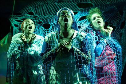 Drei Frauen – Céline Camara, Marie-Christiane Nishimwe und Nora Zrika – bei einer Lesung über die Abgründe des Internets