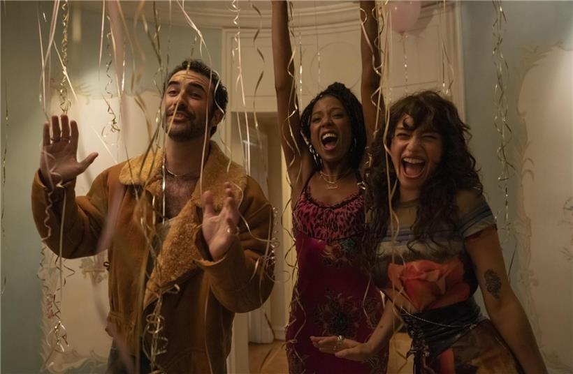 True Whitaker, Jordan Firstman und Odessa A‘zion in der Serie „I Love LA“ vor einer Los Angeles Kulisse