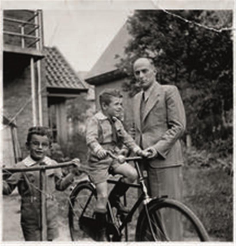Erich Gelber mit seinen Söhnen Micha und Eduard 1941 in Ede bei Arnheim, Familienfoto im historischen Kontext
