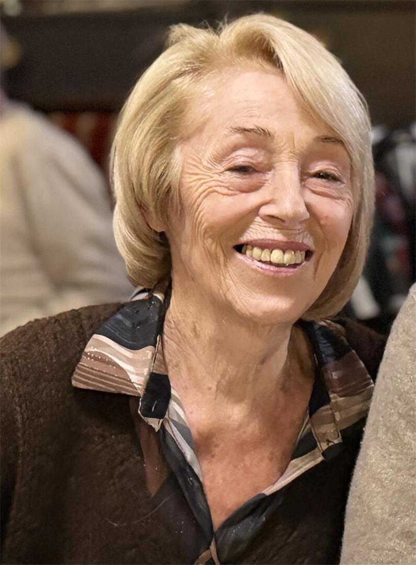 Erika Gold bei Auftritt in Wien im November 2025, Porträt einer Sängerin auf der Bühne