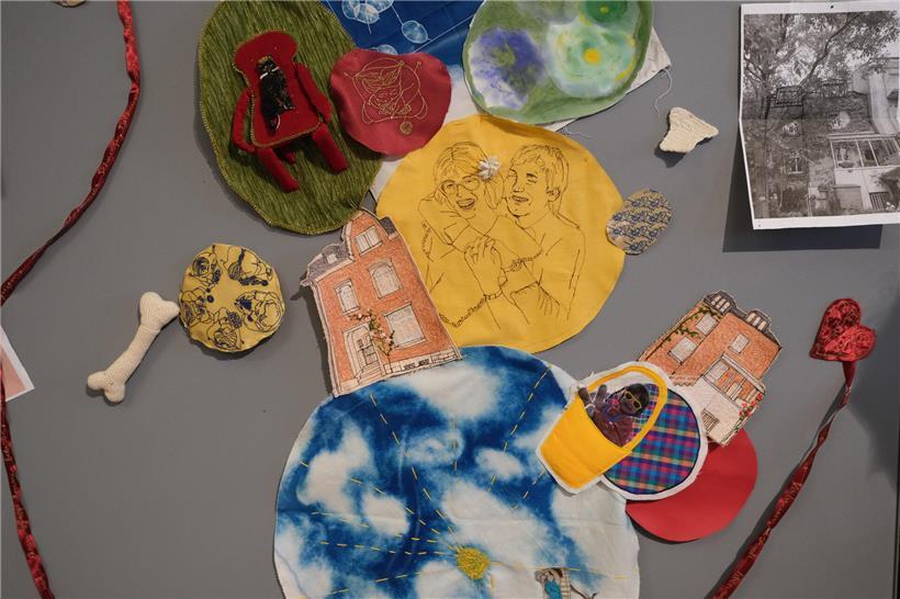 Wie aus der Krankheitsdiagnose ein Kunstprojekt von Aurélie D’Incau und ihrer Mutter wurde Nahaufnahme von handbestickten Erinnerungen auf Stoff, kreative Textilkunst als persönliche Geschenkidee