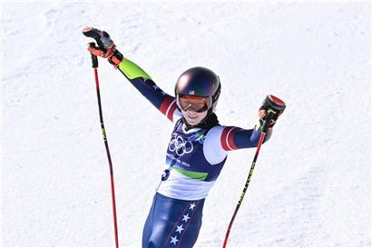 Mikaela Shiffrin jubelt erleichtert nach dem Sieg und bricht den Olympia-Fluch im Skisport.