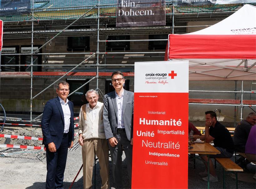 Edouard Kneip (Bildmitte) bei Spendenübergabe für unterstützendes Projekt