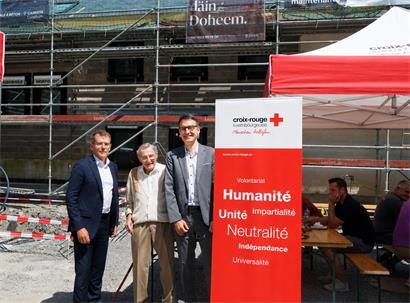 Edouard Kneip (Bildmitte) bei Spendenübergabe für unterstützendes Projekt