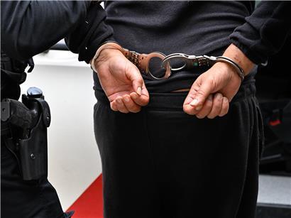 Mann droht Nachbarn aggressiv, Polizei greift ein und nimmt ihn fest, Einsatz in Wohngebiet