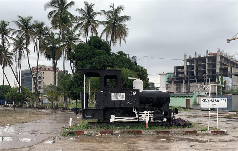 Wie Luxemburg versuchte, sich im Kongo als kolonialer Akteur zu positionieren Erste Lokomotive der Strecke Matadi–Léopoldville, die von Nicolas Cito gesteuert wurde und heute auf dem Bahnhofsgelände in Kinshasa ausgestellt ist