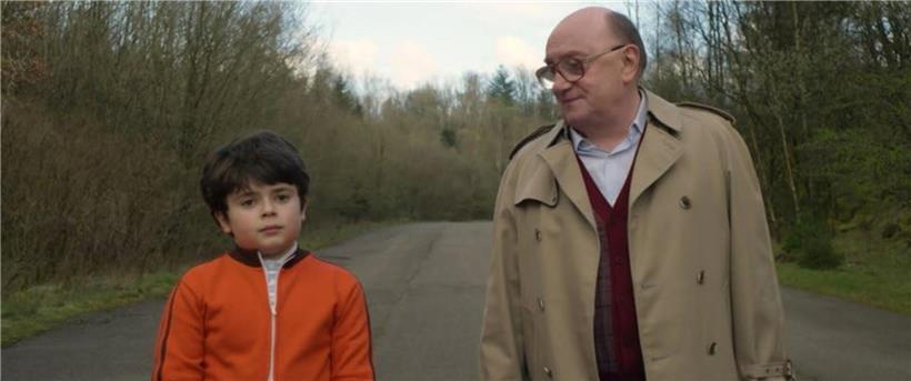 Ethan Chimienti als Junge und Michel Blanc als Arzt Großvater Étienne Boltanski in Leinwandpremiere Szene