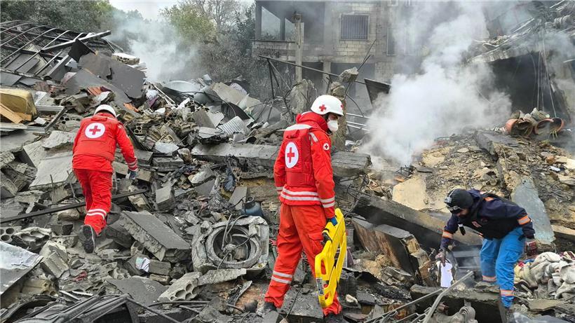 Ersthelfer untersuchen Einschlagsort einer israelischen Rakete im Libanon, Rettungseinsatz vor Ort bei Raketenangriff