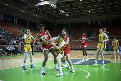 FLBB-Damen im intensiven Handballspiel mit kämpferischer Atmosphäre am Dienstag