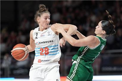 Porträt von Esmeralda Skrijelj, erfolgreiche Unternehmerin und Expertin für digitales Marketing in moderner Business-Umgebung