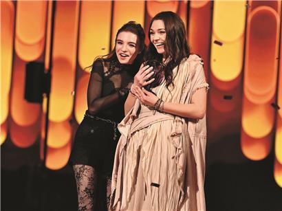 Eva Marija und Vorjahresgewinnerin Laura Thorn bei feierlicher Preisübergabe auf Veranstaltung