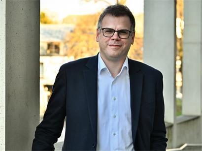 Ex-CNA-Direktor Gilles Zeimet beschäftigt sich beim INPA statt mit alten Dokumenten nun mit alten Steinen