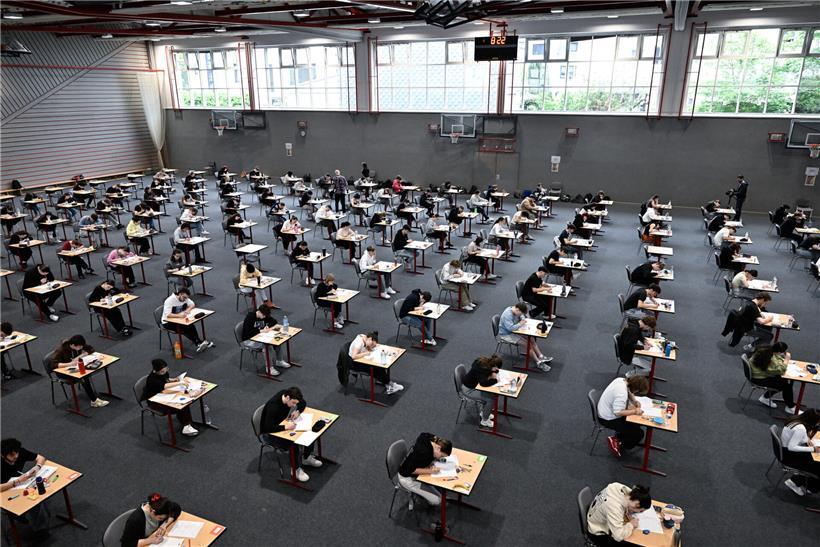 Schüler im Lycée de garçons d’Esch 2024 beim Lernen für das Examen – Prüfungsstress und Schulerfolg im Fokus