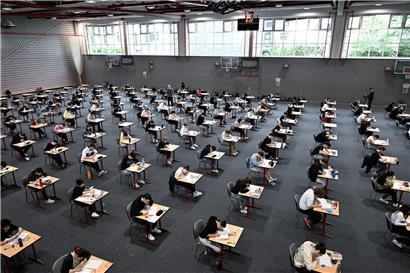 Schüler im Lycée de garçons d’Esch 2024 beim Lernen für das Examen – Prüfungsstress und Schulerfolg im Fokus